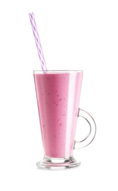 Beyaz arka planda bir bardak taze böğürtlen püresi.