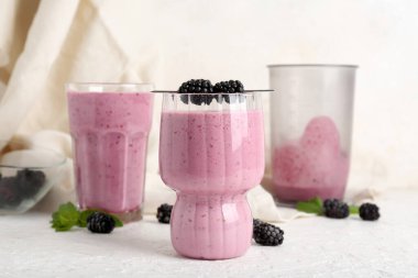 Nane aromalı taze böğürtlen suyu ve beyaz arka planda böğürtlen.