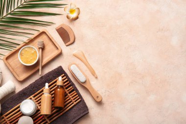 Bej grunge arka planda tepsiler, kavanoz ve kozmetik ürünler içeren spa kompozisyonu, yakın plan