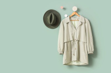 Yeşil duvarda asılı şık bir ceket.