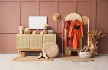 Trençkotları, ayakkabıları ve tuvaleti olan koridorun içi.