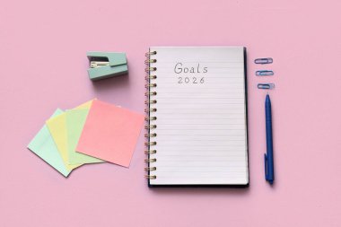Metin Hedefleri 2026 ve pembe arkaplan üzerine yapışkan notlar içeren defter