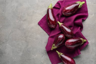 Gri arka planda taze patlıcanlar