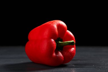 Kırmızı biber siyah ahşap arka plan üzerinde