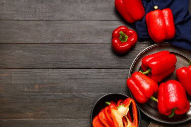 Ahşap arka planda kırmızı dolma biberli tabak ve bowling.