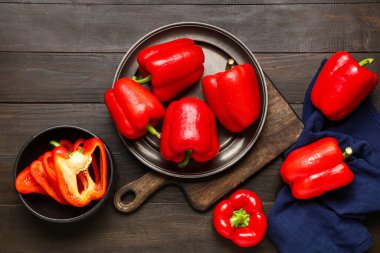 Ahşap arka planda kırmızı dolma biberli tabak ve bowling.