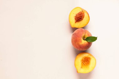 Bej arkaplanda olgun şeftaliler