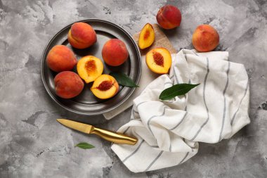 Gri arka planda tatlı olgun şeftali tabağı