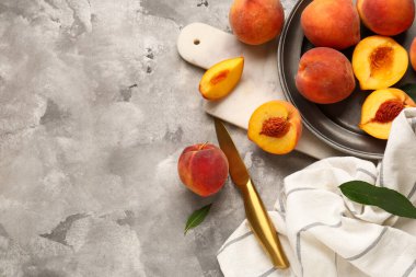 Gri arka planda tatlı olgun şeftali tabağı