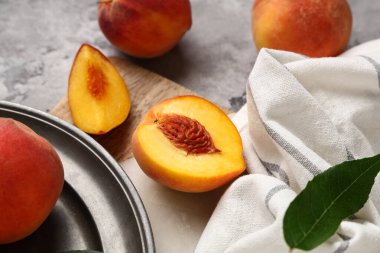 Gri arka planda tatlı olgun şeftaliler, yakın plan