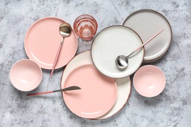 Gri arkaplanda güzel masa ayarları