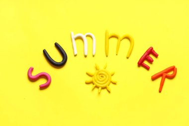 Sarı arka planda oyun hamurundan yapılmış bir söz.