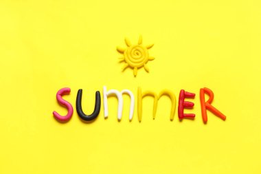 Sarı arka planda oyun hamurundan yapılmış bir söz.