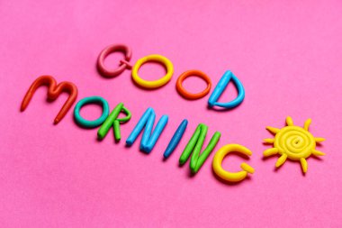 Pembe arka planda hamur oynamaktan yapılmış İyi Sabahlar metni