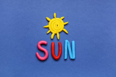 Güneş 'in oyun hamurundan yaptığı kelime mavi arka planda oyun hamuru