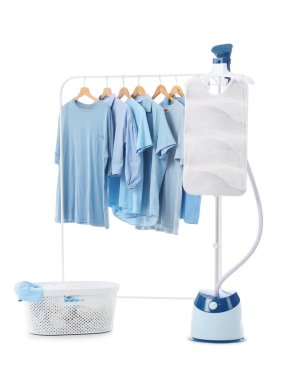 Beyaz arka planda giysileri olan modern buharlı gemi ve askılar.