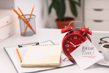 Yazılı kağıt. Kırma saati, çalar saat ve kahve fincanı ofiste, yakın plan.