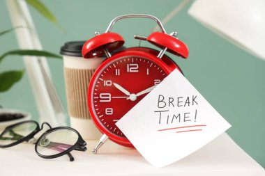 Yazılı kağıt. Kırma saati, çalar saat ve kahve fincanı ofiste, yakın plan.