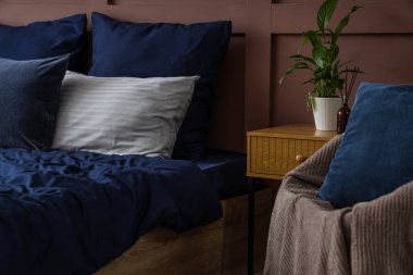 Odada lacivert keten olan büyük bir yatak.