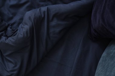 Deniz mavisi çarşaflar, üst manzara.