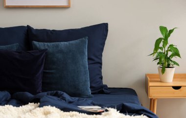 Odada lacivert keten olan büyük bir yatak.