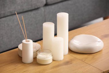 Mumlar, dekoratif taşlar ve sazlıklar oturma odasındaki masada, yakın plan.