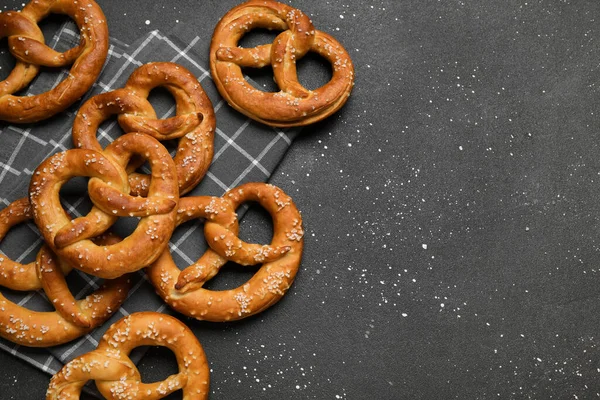 Siyah arkaplanda peçete ve lezzetli krakerler, yakın plan.