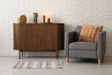 Klozette ve koltukta yanan mumlarla oturma odasının içinde.