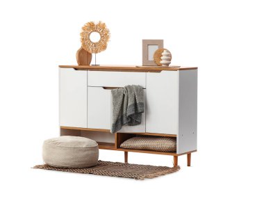 Modern çekmeceler, puf ve hasır dekorlar beyaz arka planda izole edilmiş.