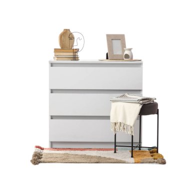 Rahat tabure ve beyaz arka planda izole edilmiş modern çekmeceler.