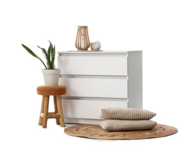 Dışkı, yastıklar ve beyaz arka planda izole edilmiş modern çekmeceler.