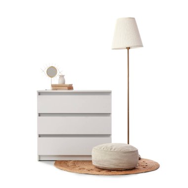 Zemin lambası, puf ve beyaz arka planda izole edilmiş modern çekmeceler.