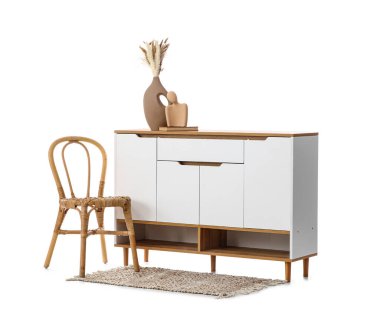 Hasır sandalye ve beyaz arka planda izole edilmiş modern çekmeceler.