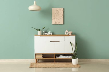 Klozet, bitki ve lambalı odanın içi