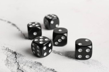 Işık arkaplanındaki siyah çizgiler