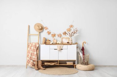 Klozet, merdiven ve sonbahar dekorlu ışık odasının içi