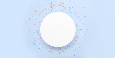 Açık mavi arkaplanda boş kart ve konfeti