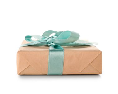 Beyaz arka planda mavi fiyonklu hediye kutusu. Uluslararası Kadınlar Günü