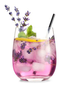 Bir bardak taze lavantalı limonata ve beyaz arka planda çiçekler.