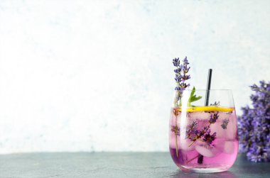 Bir bardak taze lavantalı limonata, üzerinde nane ve çiçekler olsun.