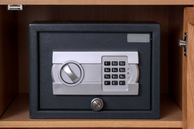 Odadaki rafta modern kasa, yakın plan.