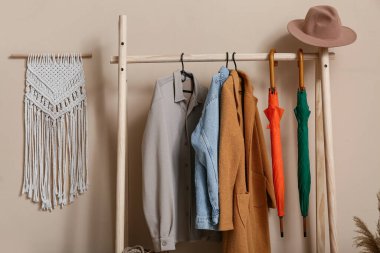 Koridorun iç kısımlarında sonbahar kıyafetleriyle doldur.