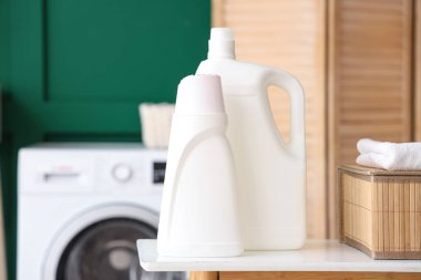 Odadaki çamaşır deterjanı şişeleri, yakın plan.