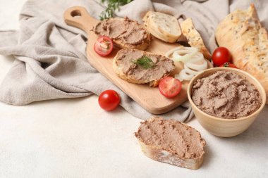 Tahta tahtada tost, bir kase lezzetli börek, domates ve hafif arkaplanda soğan halkaları.