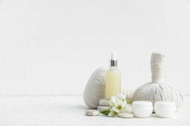 Spa aksesuarları, kozmetik ürünleri ve çiçekli kompozisyon