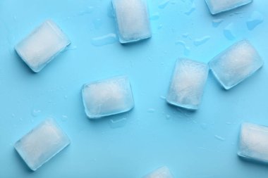 Mavi zemin üzerinde birçok donmuş buz küpü