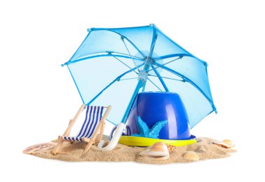 Plaj oyuncakları, şemsiye, mini sandalye ve beyaz arka planda kum.