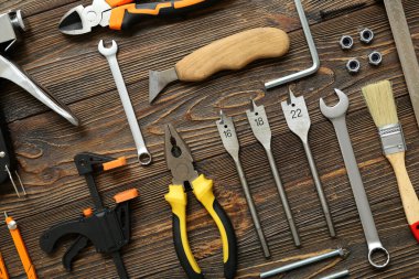 Ahşap arka planda marangoz aletlerinin düzenlenmesi