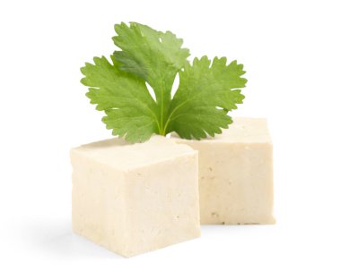 Beyaz arka planda soyulmuş tofu peyniri ve maydanoz.