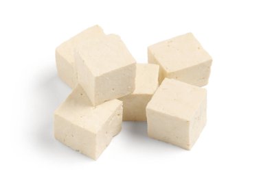 Beyaz arkaplanda izole edilmiş tofu peyniri kes